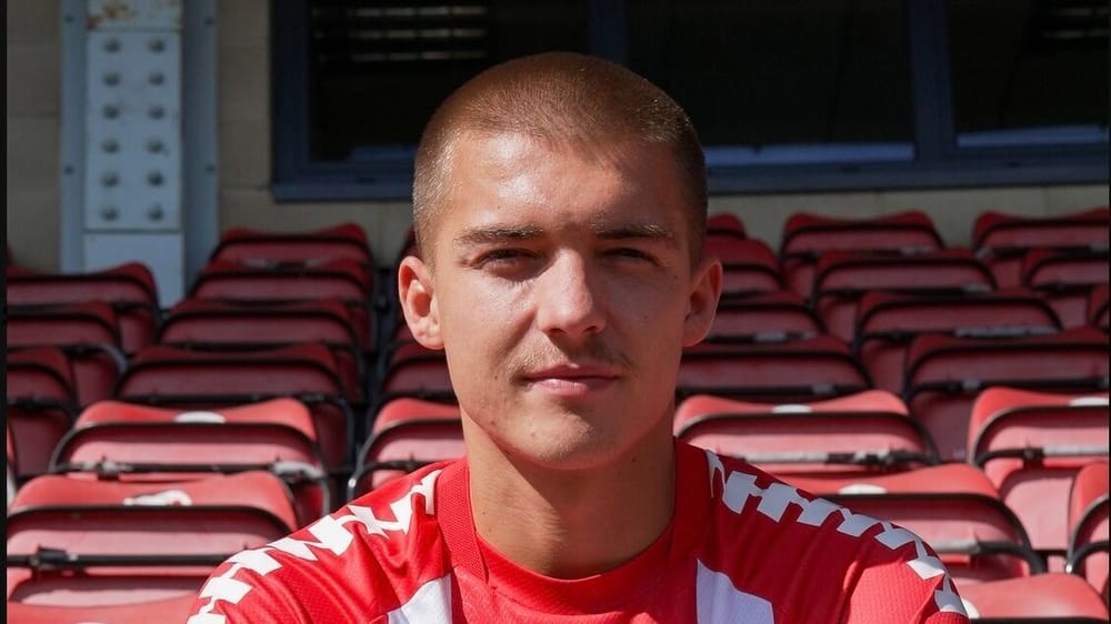 Alfie Gilchrist signs 110826