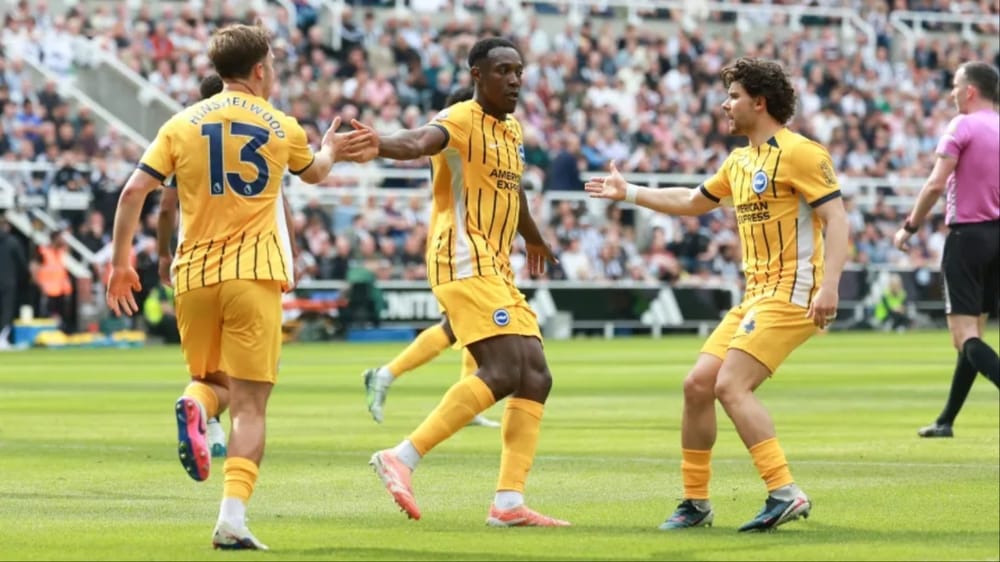 Jack Hinshelwood, Danny Welbeck and Ferdi Kadioglu