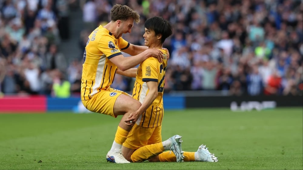 Kaoru Mitoma celebrating with Jack Hinshelwood