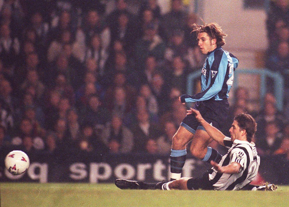 2D5MFJD Darren Huckerby - Coventry City scores past a lunging Phillipe Albert - Newcastle